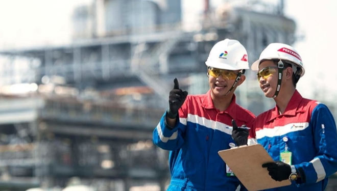 Para karyawan Pertamina saat memantau perkembangan operasional perusahaan (foto: Dokumen/Pertamina)