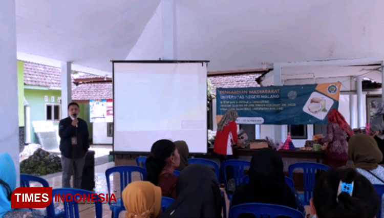 Mahasiswa Malang Latih Masyarakat Jual Produk Lewat Platform Media Digital