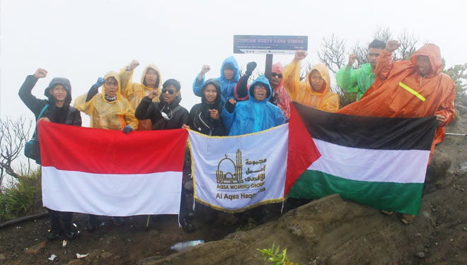 Sebanyak 15 pendaki berhasil mencapai puncak tertinggi Gunung Ciremai, Jawa Barat dan mengibarkan bendera Indonesia dan Palestina pada Minggu (14/11/2021). (FOTO: Rana Setiawan for Times Indonesia)