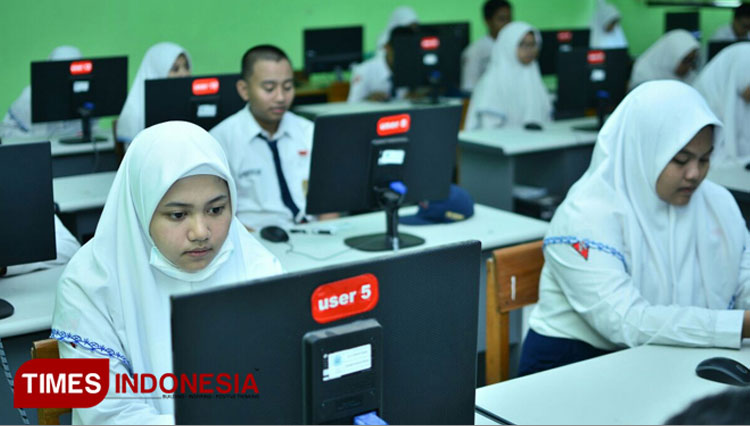 Ilustrasi - Siswa Mengikuti Asesmen Nasional Berbasis Komputer (ANBK). (FOTO: Dok. Times Indonesia) 