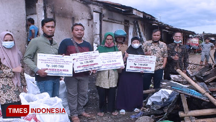 Empat pedagang Mitra BMT Amanah Indonesia yang barang jualannya ludes terbakar di Pasar Sumpiuh menerima bantuan langsung dari pimpiinan cabang Nasrun. (FOTO: Sutrisno/TIMES Indonesia)