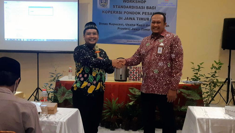Foto: Koordinator Pesantrenpreneur OPOP Jatim, Alaikal Fajri (kiri) dan Pimpinan BPR Jatim Bank UMKM Jatim, Aan Setyo Wibowo (kanan) pasca pemberian CSR, Selasa (16/11/2021) (Foto: Dok. TIMES Indonesia)