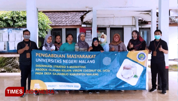 Dosen Universitas Negeri Malang saat memberikan pelatihan strategi E-Marketing produk olahan kelapa virgin Coconut Oil (VCO) pada pelaku UMKM Desa Gajahrejo, Kabupaten Malang. (FOTO: Akhmad Syafi'i/TIMES Indonesia)