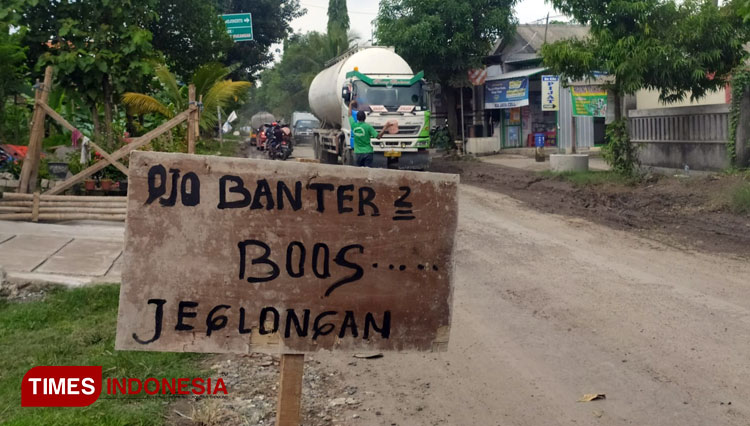 Protes Jalan Rusak Warga Jombang Tanam Pohon Pisang Di Tengah Jalan