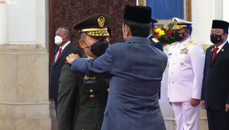 Presiden RI Jokowi menyematkan pangkat Jenderal kepada KSAD Dudung Abdurachman. (FOTO: YouTube Sekretariat Presiden)