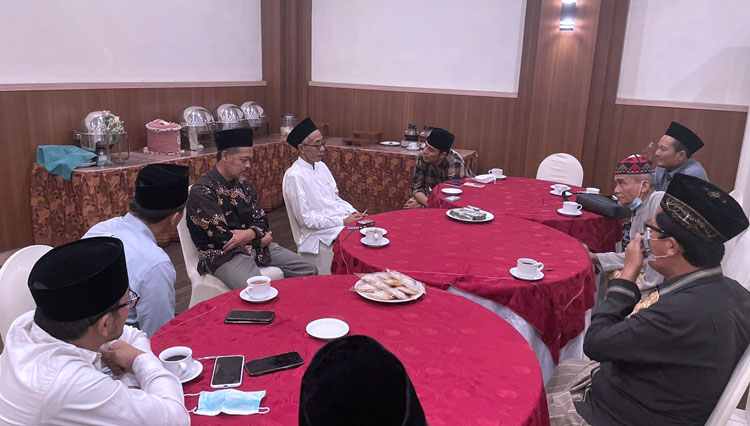 Rombongan Kyai muda Jawa Timur menyampaikan pada Rois Syuriah PWNU Jawa Tengah KH Ubaidillah Shodaqoh perihal dukungannya di Mukhtamar NU mendatang saat si Semarang, Selasa (16/11/2021) malam.