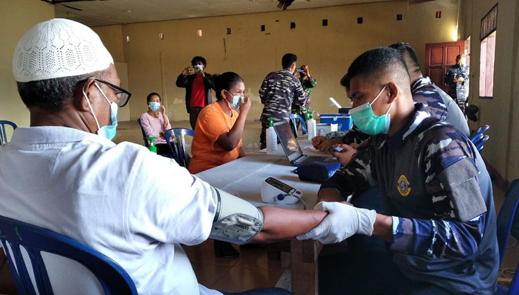 Lantamal IX Ambon mengerahkan KAL Alkura untuk membawa Tim Vaksinator Rumkital dr FX Suhardjo untuk vaksinasi di Negeri Pelauw Pulau Haruku Maluku Tengah, Rabu (17/11/2021). (Foto: Lantamal IX)