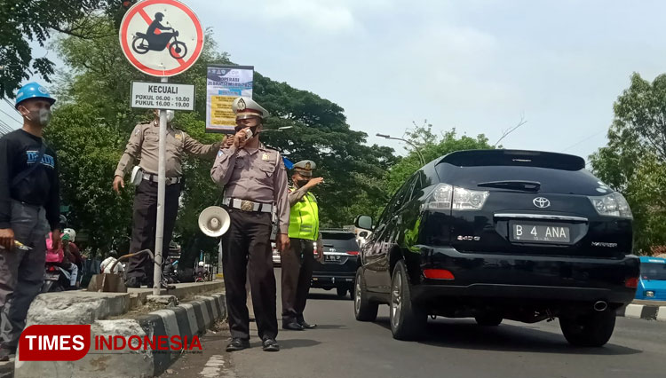 Suasana sosialisasi oleh Satlantas Polresta Malang Kota bersama Dishub Kota Malang usai dipasangnya rambu-rambu lalu lintas kendaraan sepeda motor boleh melintas di Fly Over. (Foto: Rizky Kurniawan Pratama/TIMES Indonesia)