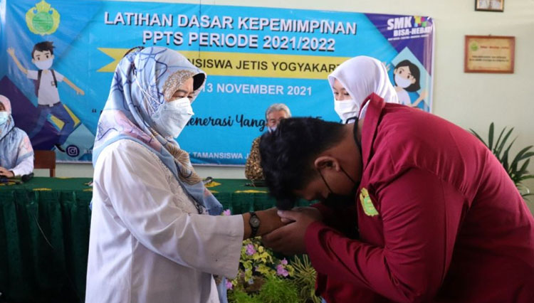 Pengurus PPTS baru berjabat tangan dengan Kepala SMK Tamansiswa Jetis Kristiyani MPd. (Foto: SMK Tamansiswa Jetis for TIMES Indonesia)