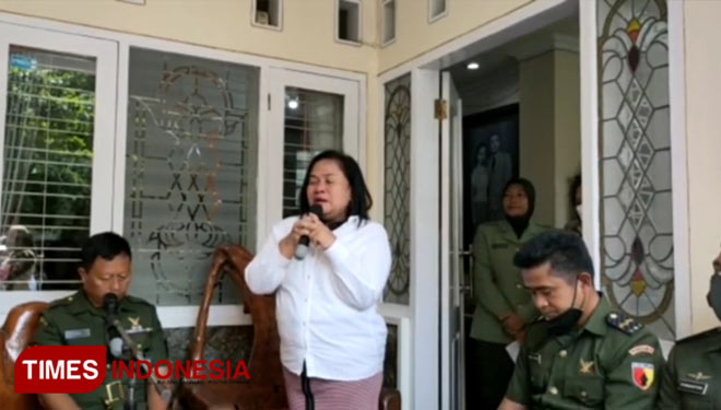 Putri kedua dari pasangan alm Lettu Chb (Purn) R Soenardi dan Fientje Roring Soenardi, Dr Budi Kusumaningati SH MH, saat sesi sharing mengenang didikan kedua orang tuanya. (Foto: Times Indonesia)