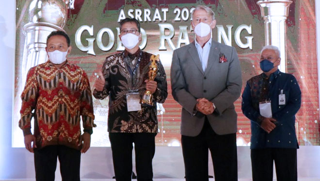 Dirut Bank Jatim Busrul Iman (dua dari kiri) saat menerima penghargaan peringkat Gold Asia Sustainability Reporting Rating (ASRRAT) 2021 di Jakarta, Kamis (18/11/2021). (Foto: Dok. Bank Jatim)
