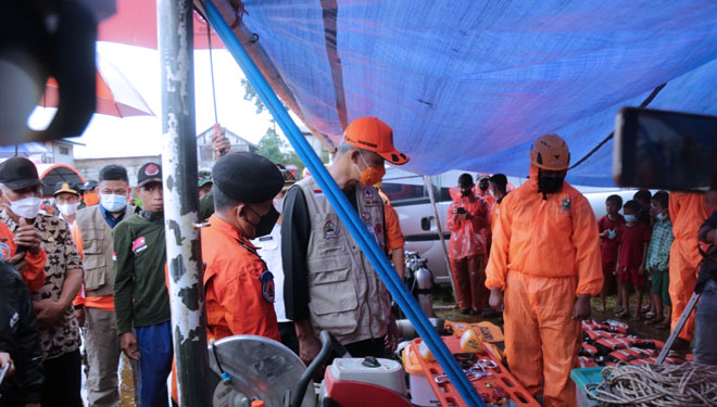 Gubernur Jawa Tengah Ganjar Pranowo saat memeriksa peralatan penanganan bencana. (FOTO: Kominfo for TIMES Indonesia)