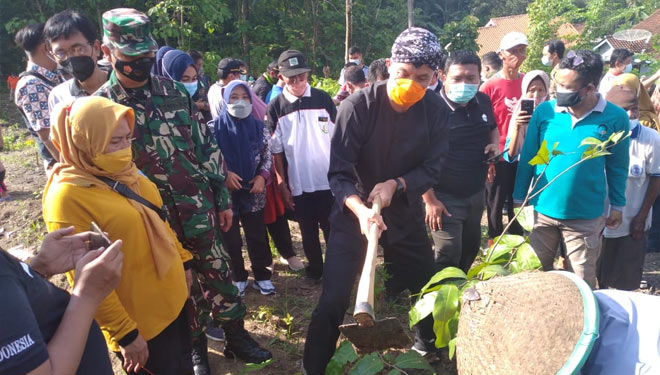 Gubernur Jateng Ganjar Pranowo melakukan penanaman pohon di Dusun Sumber Sari RT 04 RW 05 Desa Pesanggrahan, Kesugihan. (FOTO: Pendim 0703 Cilacap for TIMES Indonesia)