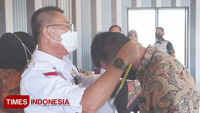 Asisten Bidang Administrasi Umum Setdako Pagaralam, Hermawan sematkan badge kepada perwakilan peserta Pelatihan Tata Kelola Koperasi. (Foto : Asnadi/Times Indonesia)