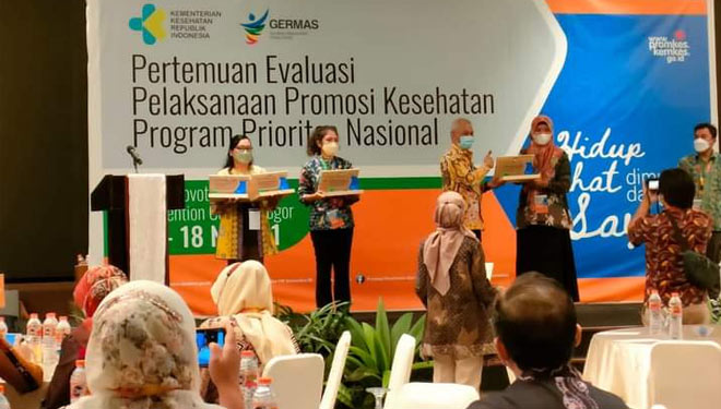Suasana penerimaan penghargaan Kabupaten terbaik dalam Keterisian Pelaporan Microsite Data promkes Yang di selenggarakan di Bogor (Dok Dinas Kesehatan Taliabu For Times Indonesia)