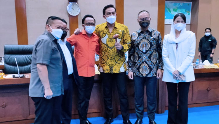 Wakil Ketua Komisi VII DPR RI Maman Abdurrahman (baju kuning) foto bersama unsur pimpinan dan anggota Komisi VII - (FOTO: Dok DPR RI)