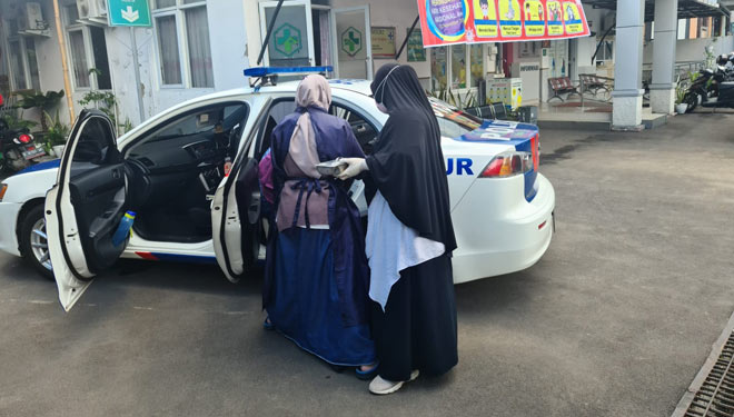 Seorang ibu saat melahirkan di mobil patroli. (Foto: Istimewa)