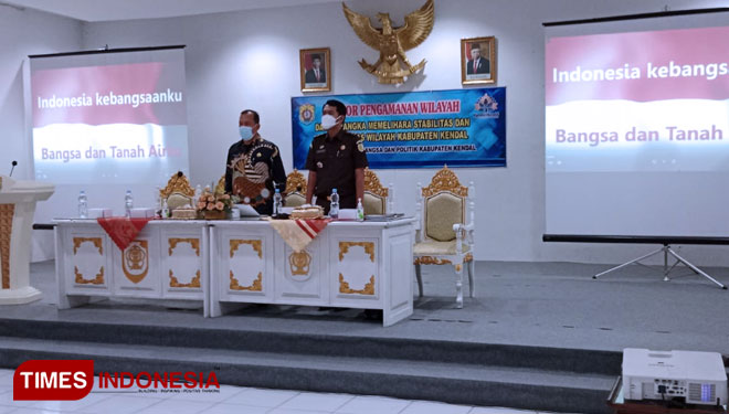 Keterangan: kepala Badan Kesbangpol Kendal, Suharjo, saat memberikan arahan dan wawasan kepada Ormas dan LSM yang ada di Kendal terkait kondusifitas wilayah, di ruang Abdi Praja Kendal, Kamis 18/11/2021 (Foto: Zamroni/ TIMES Indonesia)