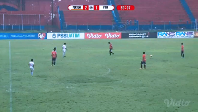 Suasana pertandingan antaran Persem Mojokerto Vs PSID Jombang yang berakhir 3-1. (FOTO: Tangkapan layar)
