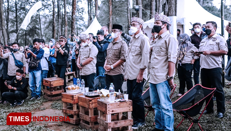 Penyerahan-bantuan-bakti-sosial-IJTI-pada-pelantikan-Muskorda-2-Galuh-Raya-Ciamis.jpg