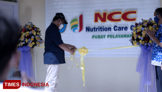 Pemotongan pita oleh Direktur Polije, Saiful Anwar sebagai simbolisasi peresmian Nutrition Care Center. (Foto: Siti Nur Faizah/TIMES Indonesia)