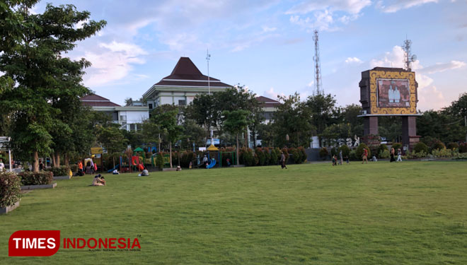 Pemandangan taman alun-alun Kota Kraksaan di sore hari. (Foto: Abdul Jalil/TIMES Indonesia)