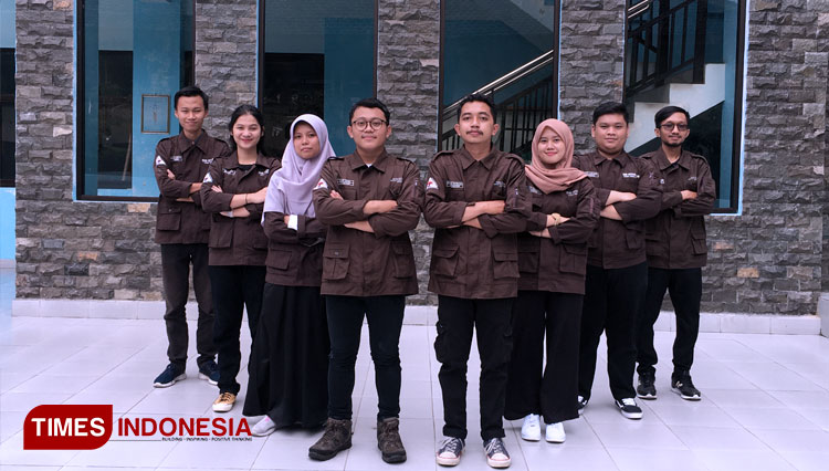 Kelompok Studi Mahasiswa Teknik Pertambangan Brown Cosmic HMTA ITNY yang meraih juara pada ajang Syiah Kuala Mining Engineering Competition (SMEN) yang digelar oleh Universitas Syiah Kuala Aceh dan ajang KSMC) ke-6 yang digelar Universitas Lambung Mangkur