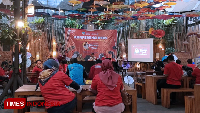 Puluhan awak media dan Komunitas mengikuti  Konferensi Pers Kompetisi Pariwisata Kota Tasikmalaya di Imah Mang Asep Stroberi, Jalan KHZ Mustofa, Cihideung Tasikmalaya, Jumat(19/11/21) (FOTO: Harniwan Obech TIMES Indonesia)
