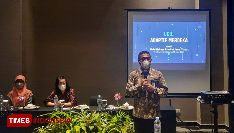 (Kanan) Dr. Asrif, M.Hum saat sambutan dalam program Uji Coba Soal UKBI (FOTO: Shinta Miranda/TIMES Indonesia)