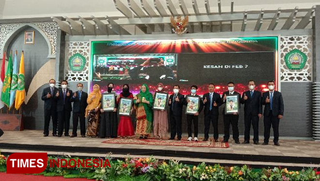 Dekan FEB Unisma Nur Diana SE, MSi memberikan apresiasi kepada lulusan terbaik pada pelepasan mahasiswa tingkat fakultas. (Foto: Naufal Ardiansyah/TIMES Indonesia)