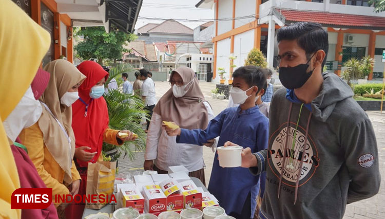 Festival kuliner di SMP Muhammadiyah 12 GKB Gresik (Foto: Akmal/TIMES Indonesia).