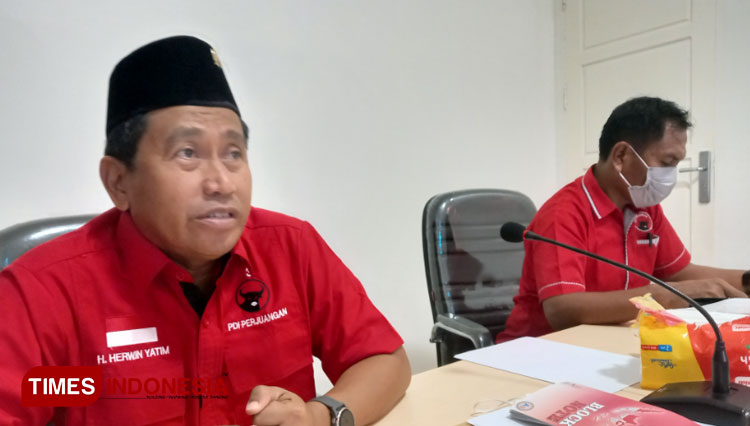 Herwin Yatim (kiri) saat mengikuti Pendidikan Kader Nasional secara online tanggal 15-16 November 2021 di Kantor DPD PDI Perjuangan, Palu. (Foto : Zulkifli Lakananga for TIMES Indonesia)