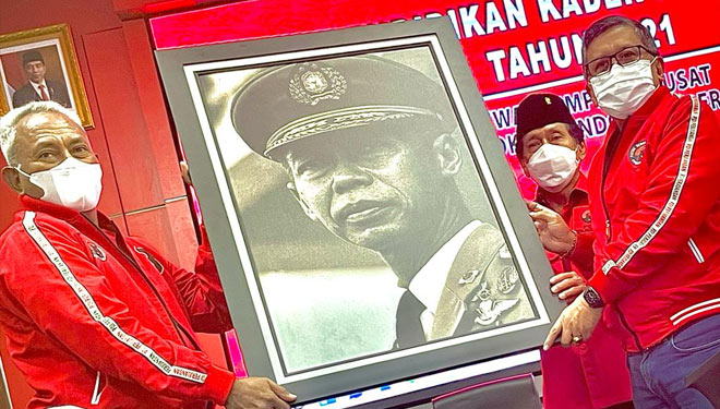 Pemasangan foto Jenderal (Pol) Hoegeng di Gedung Sekolah Partai PDI Perjuangan. (FOTO: PDI Perjuangan)