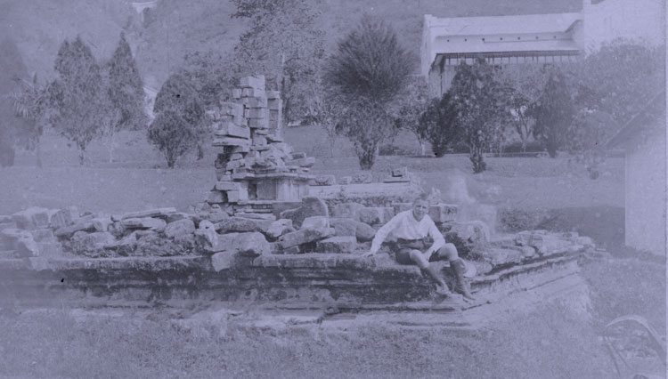 Foto seorang bocah Belanda berpose di Candi Songgoriti dengan latar belakang RS Sanatorium Songgoriti dan struktur bangunan yang ditemukan tim BPCB Trowulan 100 tahun kemudian. (FOTO: Cagar Budaya Nasional for TIMES Indonesia)