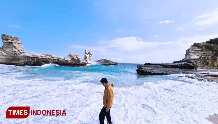 Tampak masih sepi pengunjung di wisata Pantai Klayar pada hari pertama dibuka, Jumat (19/11/2021). (Foto-foto: Yusuf Arifai/TIMES Indonesia)