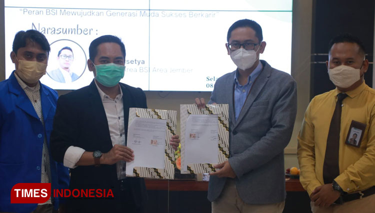 Penandatanganan MoU oleh Dekan FAI, Sofyan Rofi (kiri) dengan Manager BSI area Jember, Teguh Prasetya (kanan). (Foto: Humas UM Jember for TIMES Indonesia) 