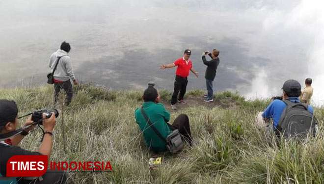 Sejumlah wisatawan Puncak P30 berfoto dengan latar belakang kaldera lautan pasir Gunung Bromo (foto: Dokumen/TIMES Indonesia)