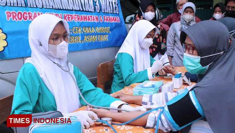 Siswa SMK Muhammadiyah 3 Wates Yogyakarta melakukan cek kesehatan bagi masyarakat pada kegiatan pengajian rutin Muhammadiyah. (Foto: SMK Muhammadiyah 3 Wates for TIMES Indonesia)