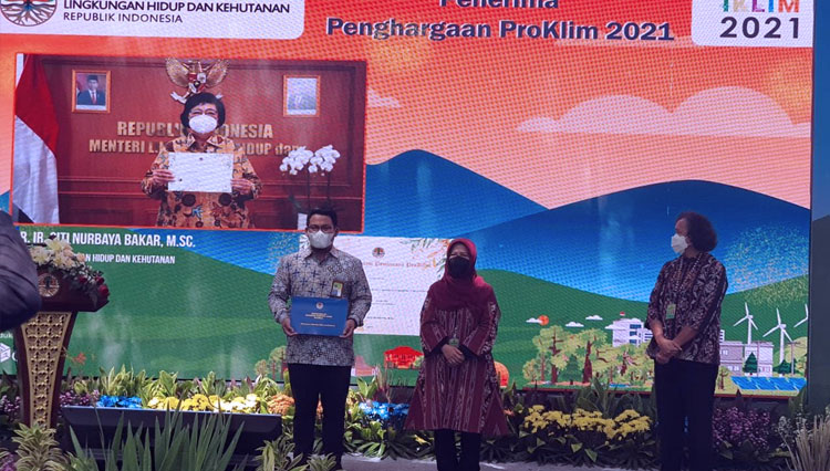 Senior Supervisor HSSE, Buyung Satria Permana mewakili Pertamina IT Surabaya menerima penghargaan piagam Apresiasi Pendukung ProKlim Kategori Lestari dan Utama di Arboretum Gedung Manggala Wanabakti Jakarta pada 19 Oktober 2021 lalu. (FOTO: Dok.Pertamina)