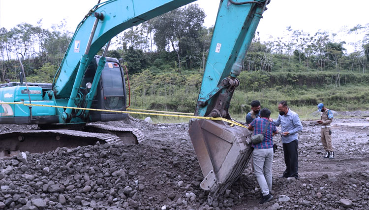 Polres Blitar Kota mengamankan sebuah  ekskavator di lokasi tambang pasir ilegal di Desa Sumberasri Kecamatan Nglegok Kabupaten Blitar Jawa Timur. (Foto: Humas Polres Blitar Kota)