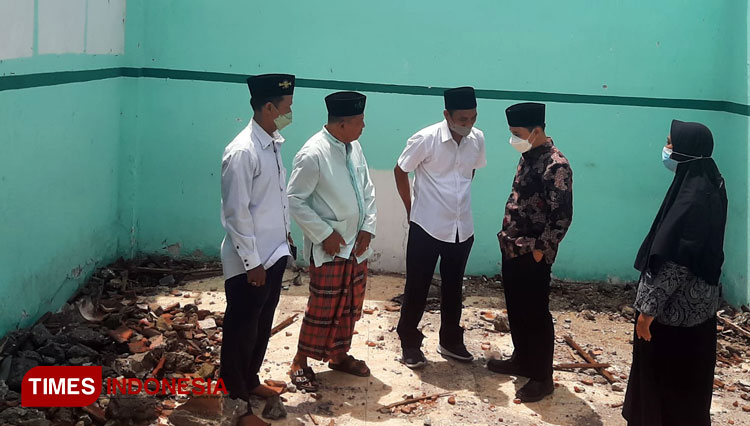 Wabup Mojokerto, Muhammad Albarra (kanan) ketika meninjau Sekolah MI Roudlotul Muttalim, Desa Penompo, Kecamatan Jetis, Kabupaten Mojokerto, Kamis (18/11/2021) (Dok. TIMES  Indonesia) 