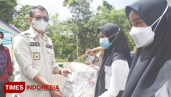 Wali kota Pagaralam Alpian Maskoni sematkan tanda peserta dan menyerahakan seragam pelatihan, kepada peserta Pelatihan Kerja Produktivitas Tenaga Kerja Kota Pagaralam tahun 2021 (Foto : Asnadi/Times Indonesia)