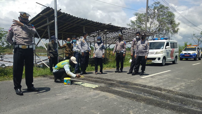 Petugas gabungan ketika memasang rambu pita kejut untuk menekan kecelakaan lalu lintas. (FOTO: Polres Klaten for TIMES Indonesia)