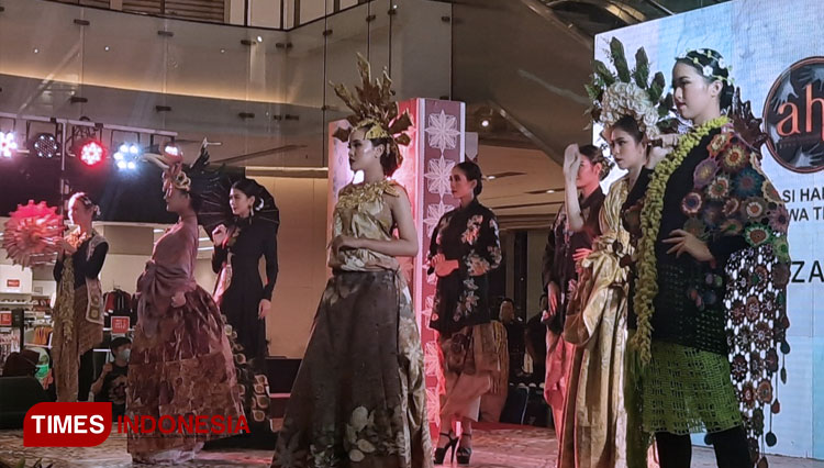 Maha Karya Fashion Tersaji di Mandiri Batik Fashion Fair 2021