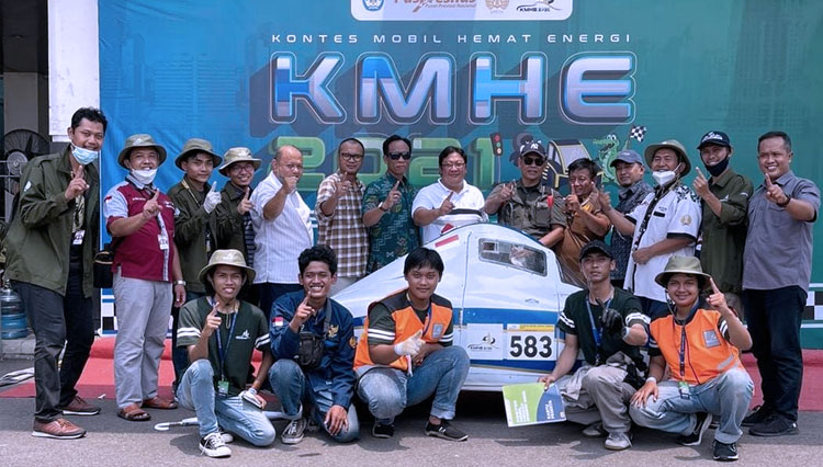 Punggawa Garnesa Racing Team berpose bersama usai meraih kemenangan di KMHE 2021, Sabtu (20/11/2021). (FOTO: Dok. Unesa)