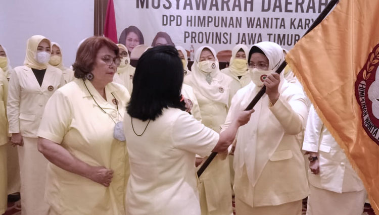 Ketua Umum DPP HWK Dani Sudarsono menyerahkan pataka kepada Ketua HWK Jatim yang baru Hj. Ida Seyawati Ekarini untuk dikembangkan se-Jawa Timur, Sabtu (20/11/2021). (FOTO: Dok. HWK Jatim)