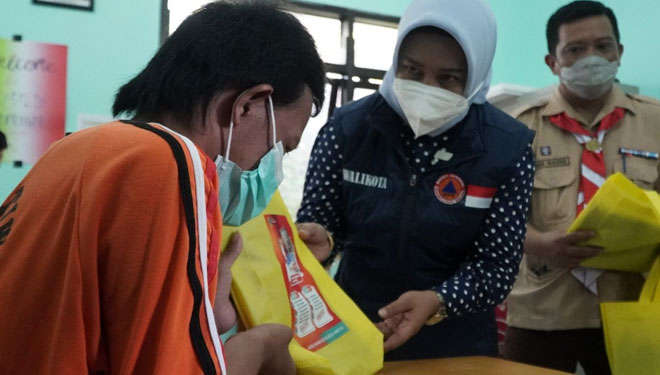 Wali Kota Mojokerto, Ika Puspitasari saat memberikan bantuan pendidikan kepada siswa-siswi SLB, Jumat (19/11/2021) (Dok. Humas Pemkot Mojokerto for TIMES Indonesia)