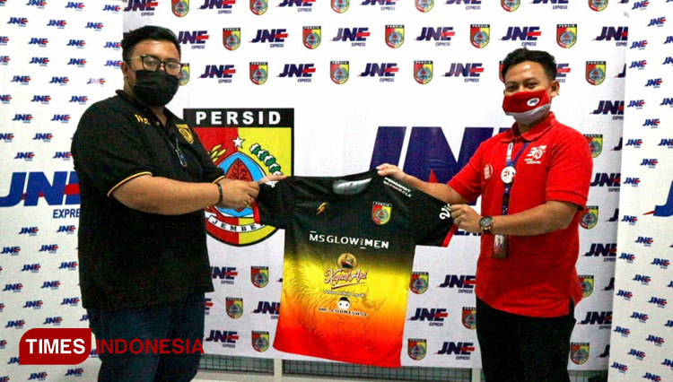 Kepala Cabang JNE Jember, Agung Deri (Merah) bersama Manajer Persid Jember, dr. Rezky Pratama Hermansyah (Hitam). (Foto: JNE for TIMES Indonesia).