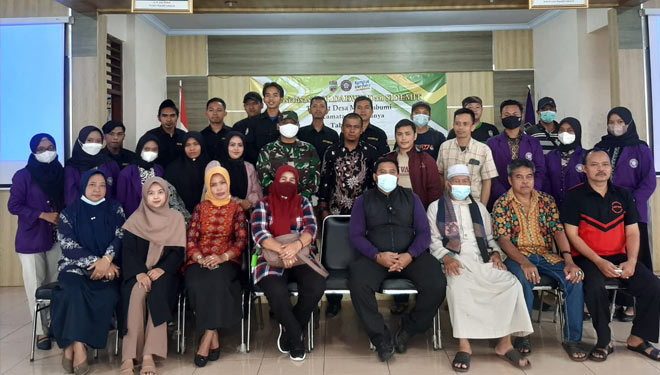 Para mahasiswa Unigal berfoto bersama Staff Desa Mangkubumi dan Pengurus Pokdarwis (foto: Istimewa)