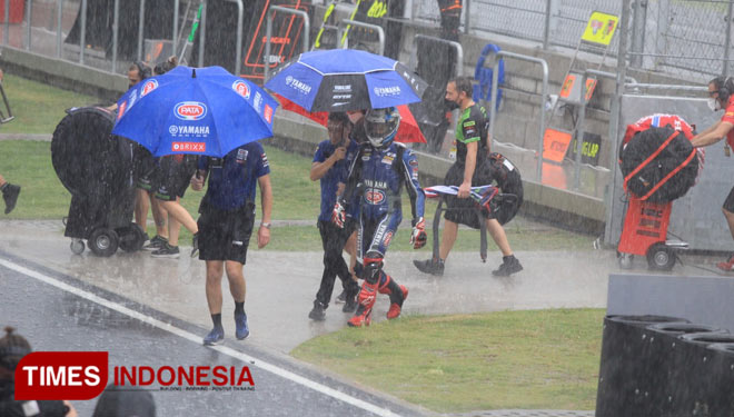 Race 1 WSBK Mandalika 2021 terpaksa ditunda hingga waktu yang belum ditentukan karena hujan deras dan jarak pandang kurang. Sabtu (20/11/2021). Foto : Tria Adha/TIMES Indonesia.